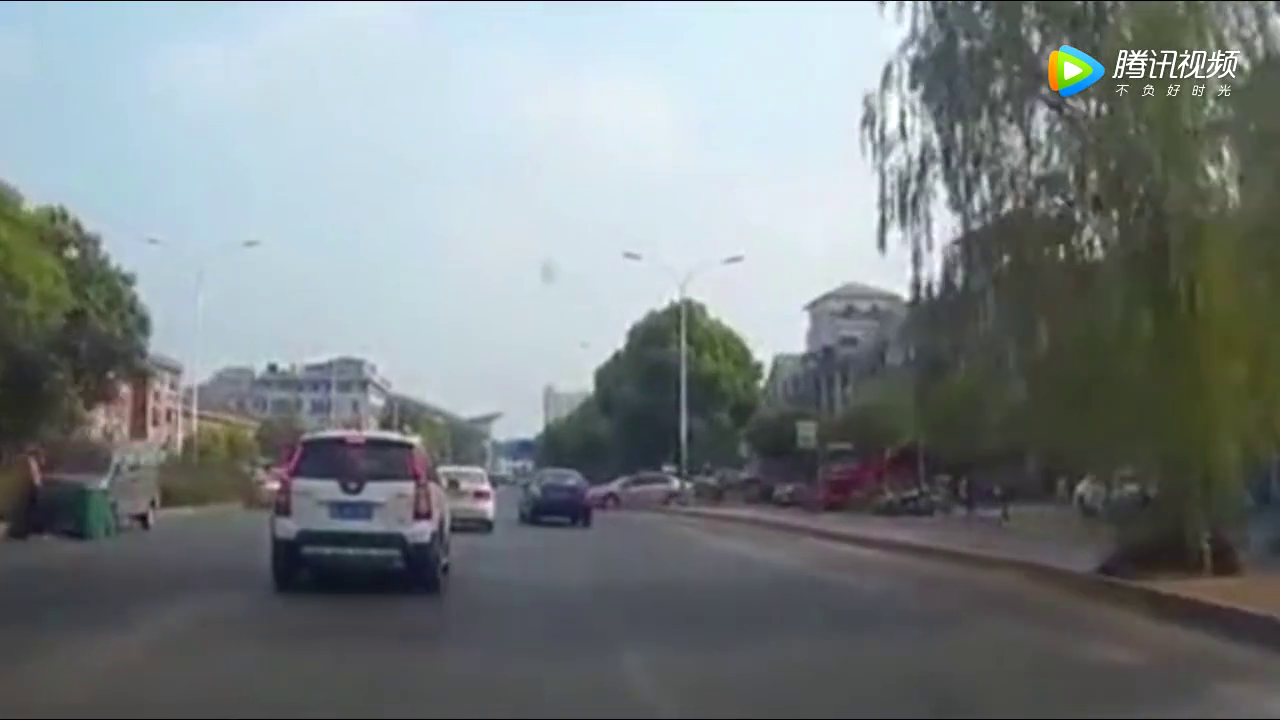 电动车逆行都成风景线了，左边在逆行，右边也在逆行