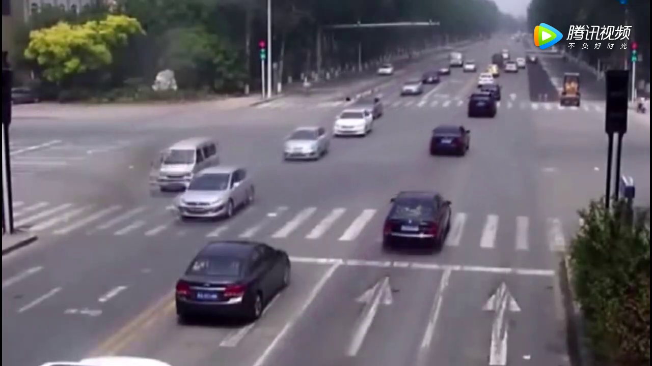 电动车闯红灯过路口，自己撞上半挂车丧命，司机无辜“躺枪”