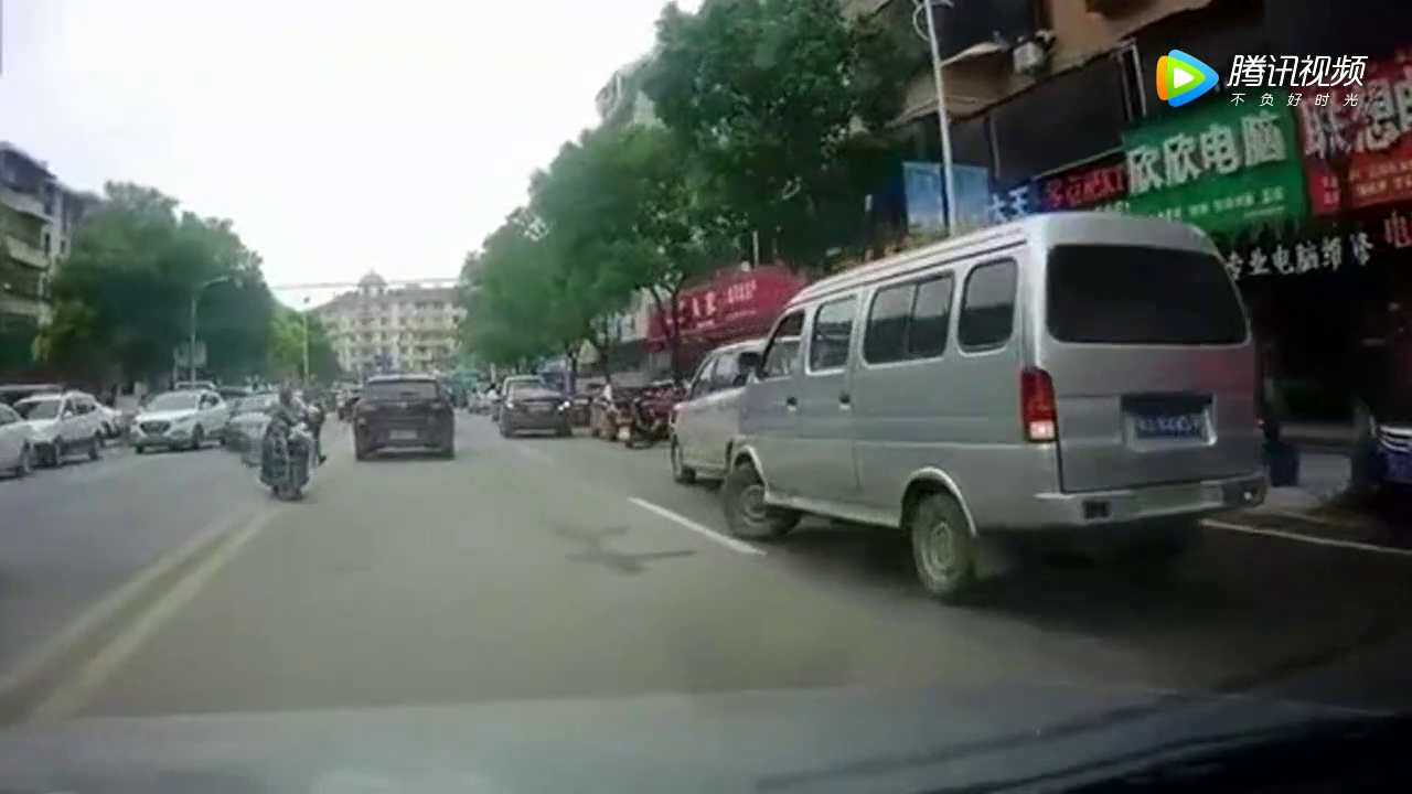 电动车逆行，视频拍下车祸全过程