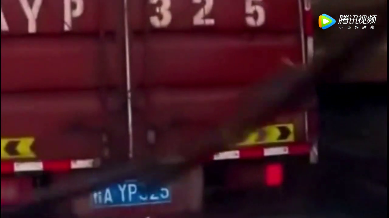 两辆货车并排行驶，电动车还傻傻往前冲，注定下一幕的悲剧