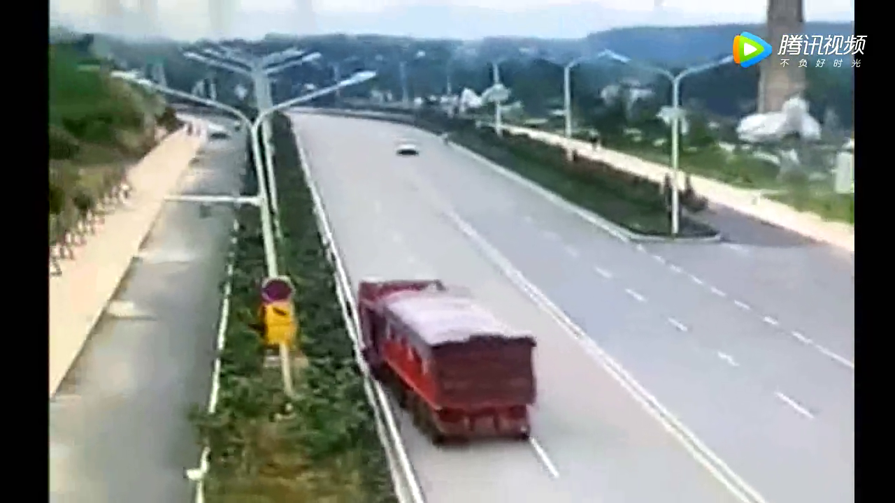 女子骑电动车驶入机动车道，大货车司机已经尽力了