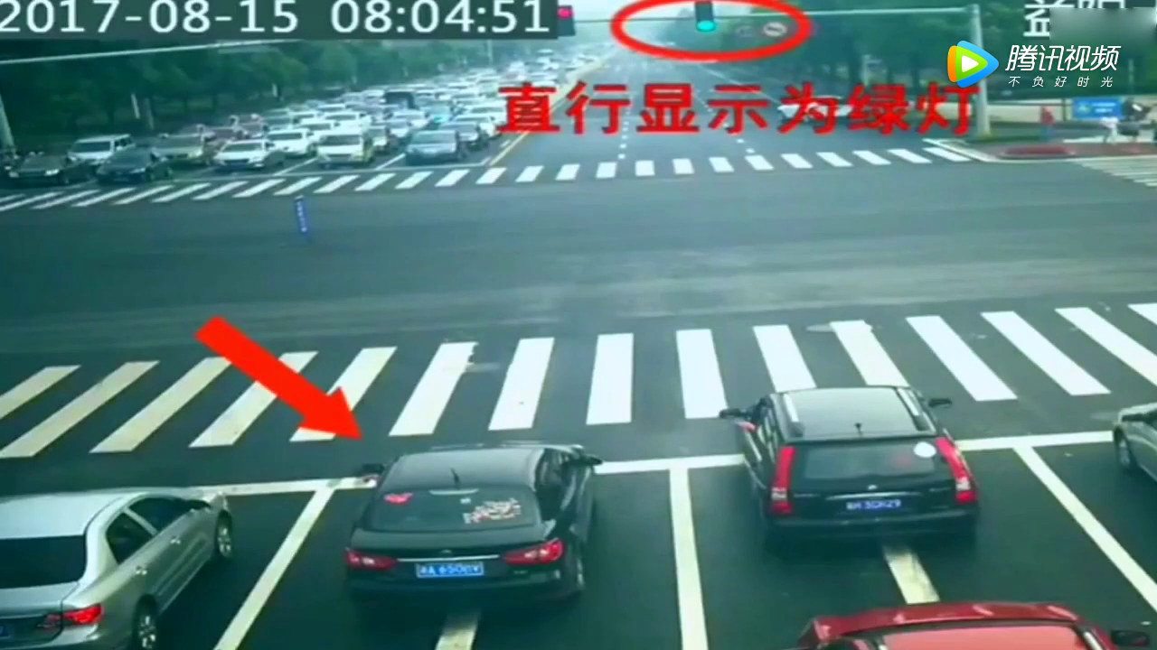 女子骑电动车藐视红灯强行通过路口，结果监控拍下3秒后的悲剧