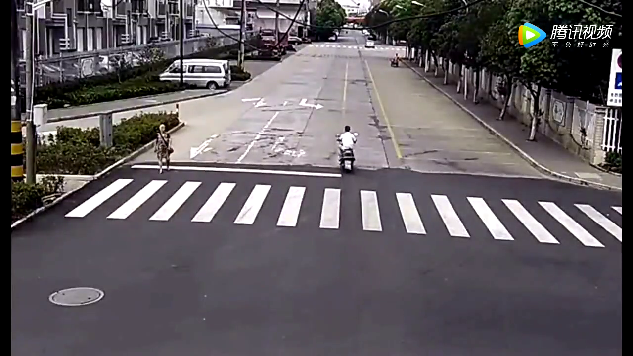 实拍：骑电动车女子和轿车相撞后，她的造型尴尬了