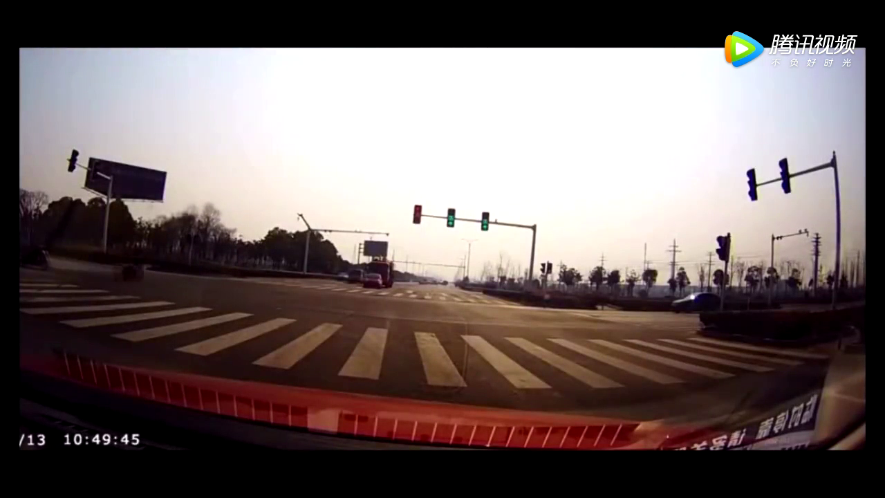 大路口两电动车猛烈相撞，酿惨烈车祸