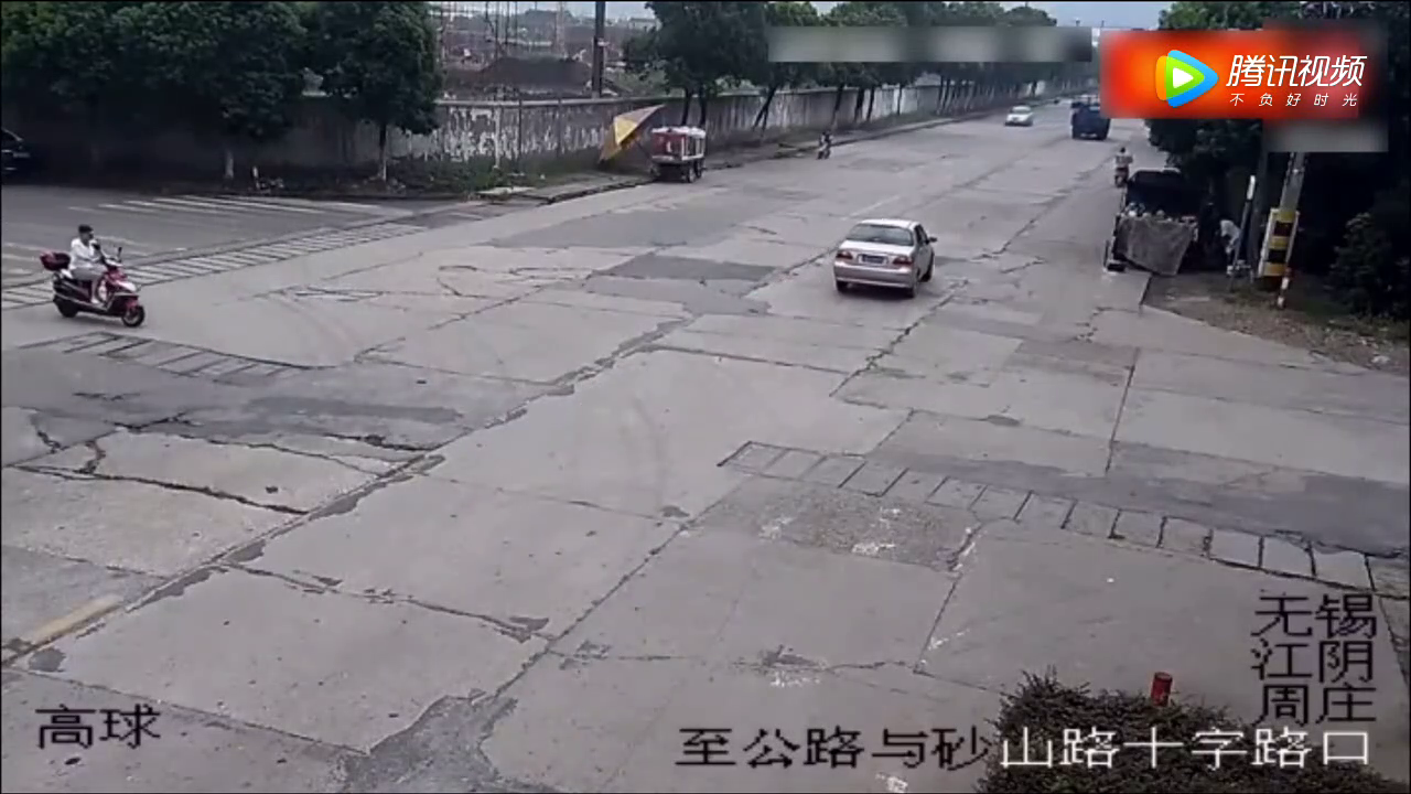 作死电动车闯红灯，货车猛踩刹车救他一命，可惜还是被轿车撞了