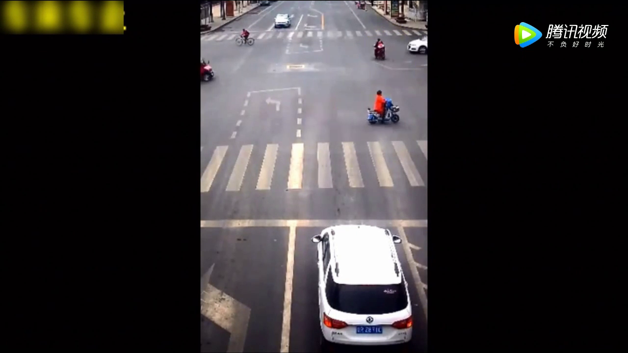 嚣张电动车闯红灯还占道，结果被汽车撞了上去