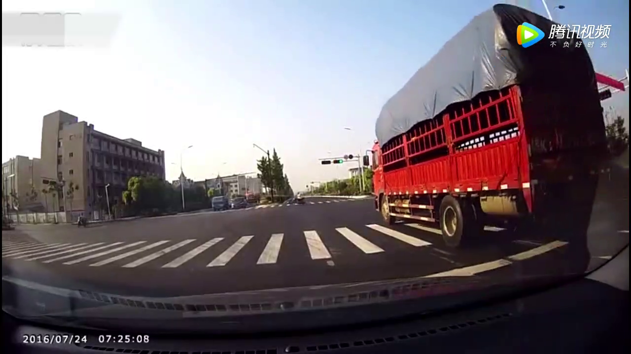 汽车：这次大货车没惹事，闯红灯电动车大姐却没了