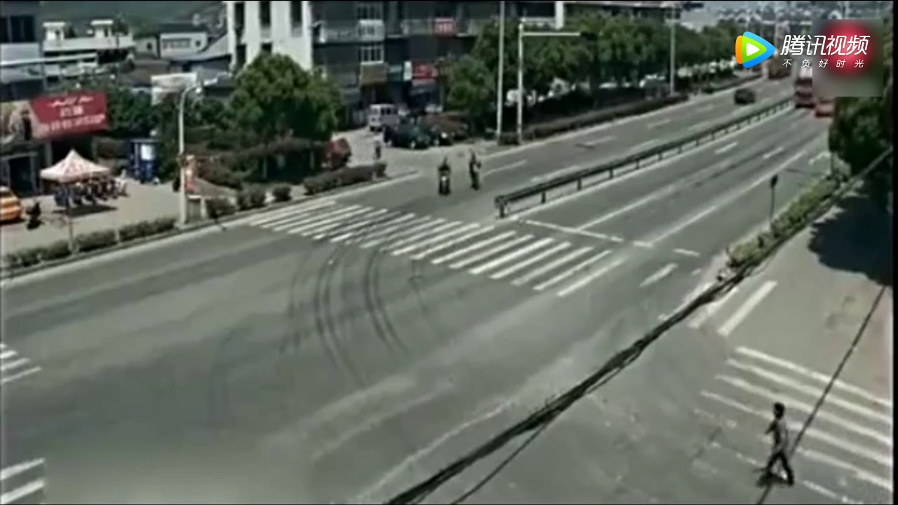 电动车路口闯红灯，没想到被油罐车撞得粉碎，监控拍下可怕瞬间