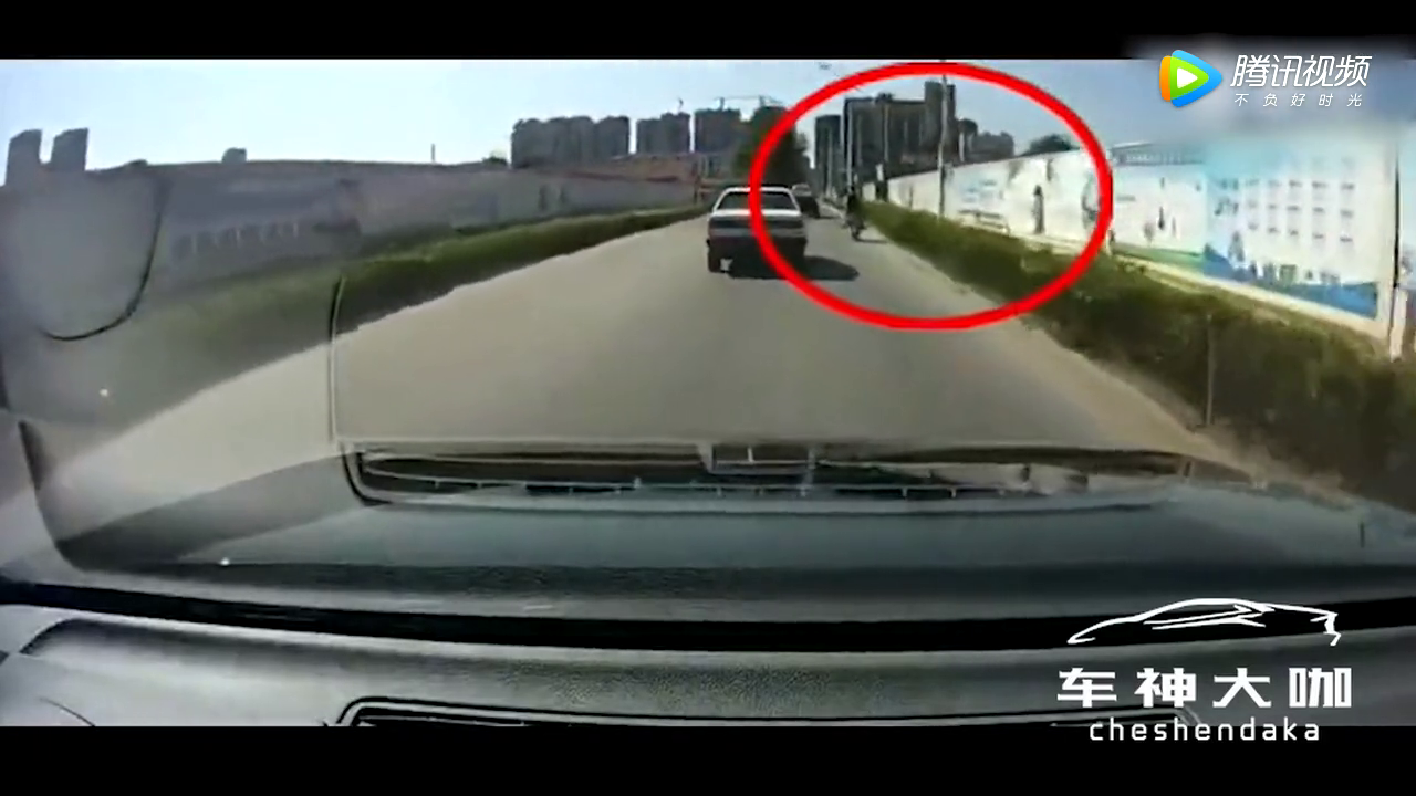 女孩子骑电动车千万不要穿长裙！