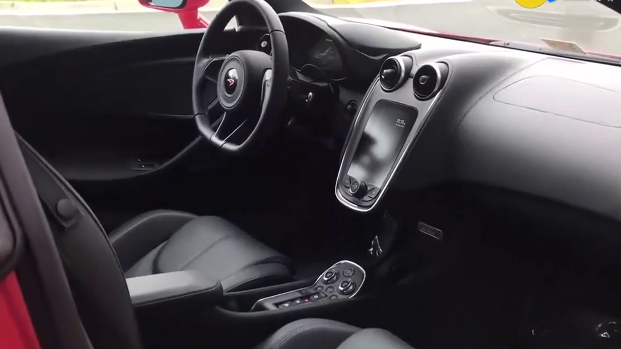 迈凯伦车主按下旋转按钮那一刻，才知道什么叫超级跑车！