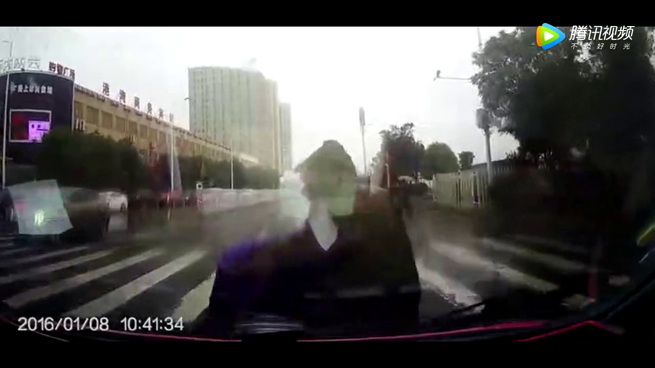 作死的节奏，电动车突然拐过来与直行小车撞个正着