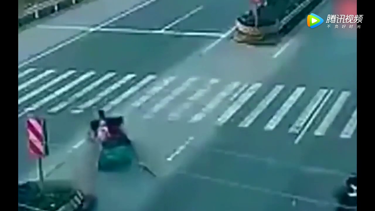 大货车都停下来了，不怕死的电动车女司机还往上冲