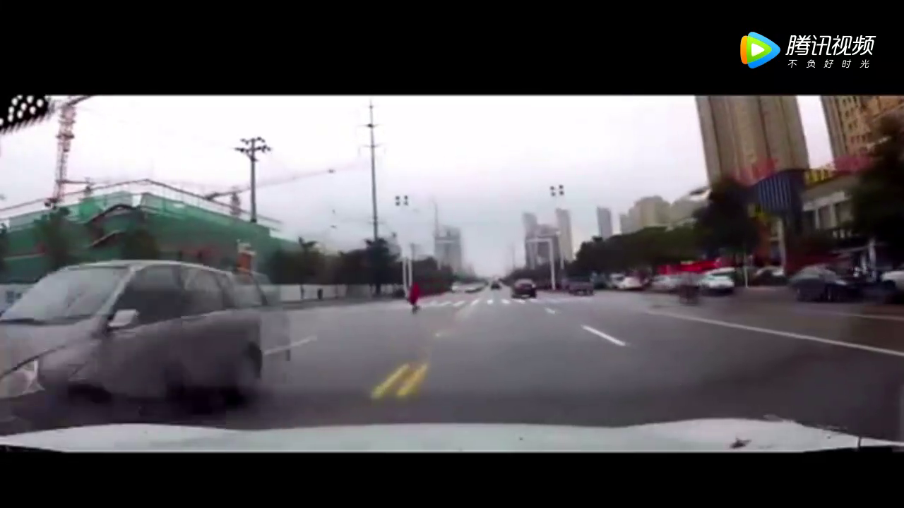 女子太胆小，视频车一个急拐弯，电动车女子吓的直倒地