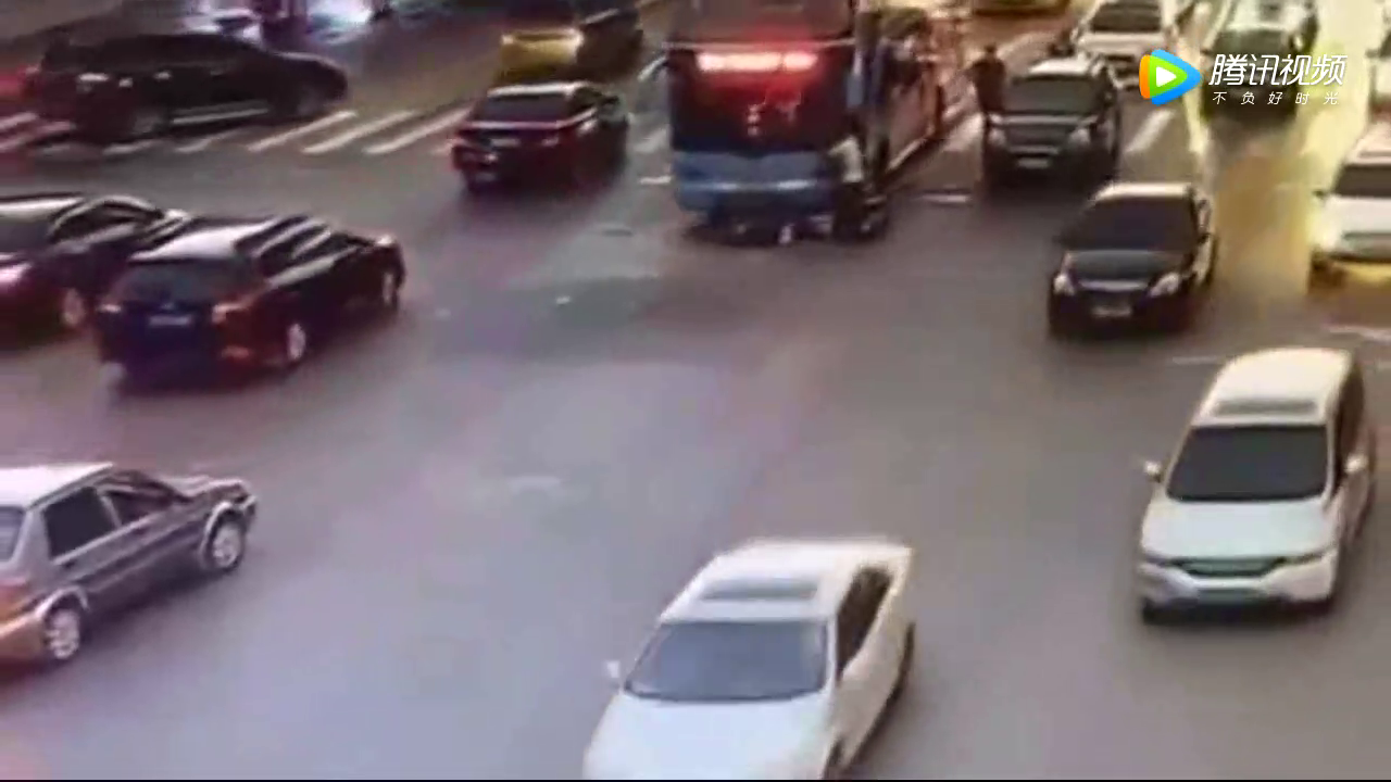 惊魂一幕！外卖小哥和电动车被大巴推行数十米