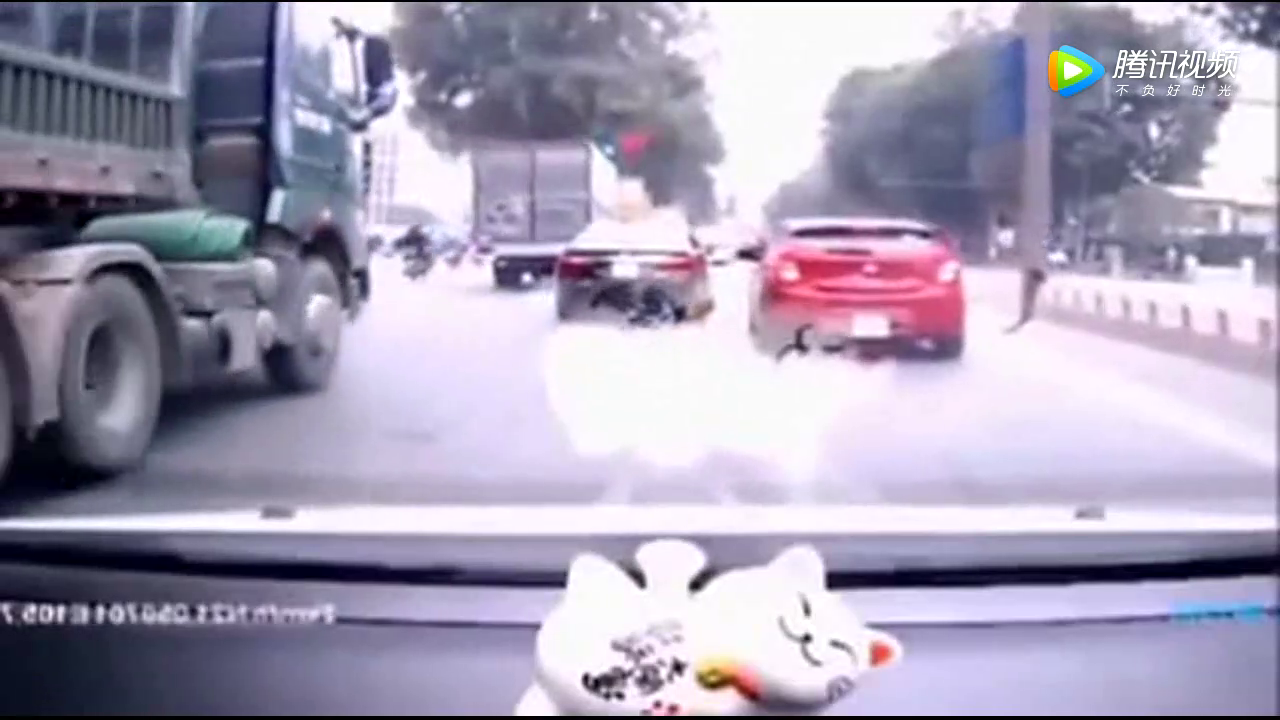 悲剧！大货车撞倒电动车，竟毫无感觉继续行驶！