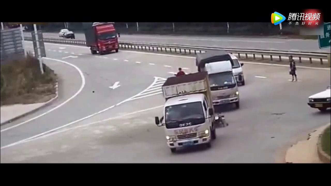 实拍：电动车横穿马路追尾货车，接下来的一幕太气人了！