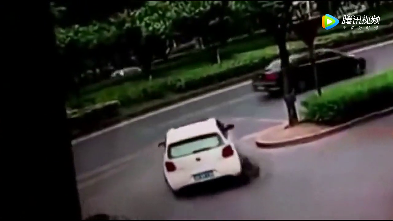 新手女司机撞倒电动车后，下一幕更是让人愤怒