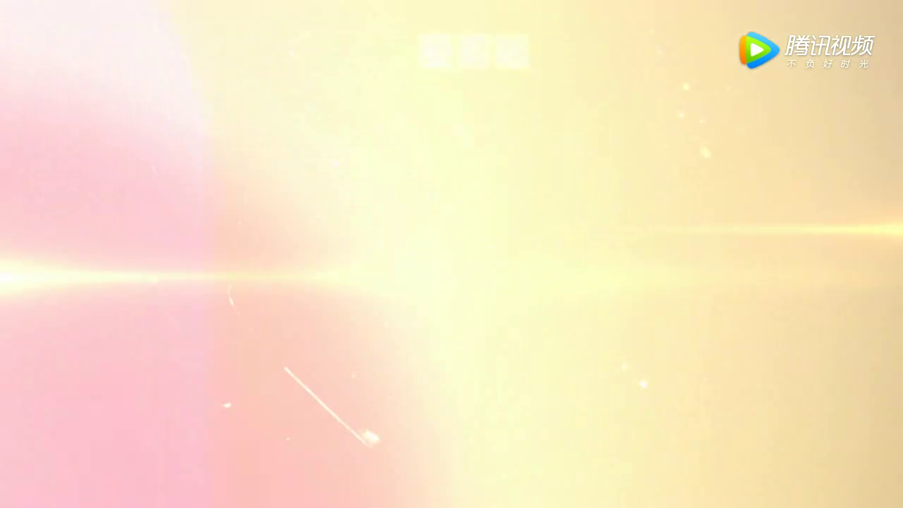 电动车闯红灯遇上快速驶来的大货车，接下来一幕更是可怕