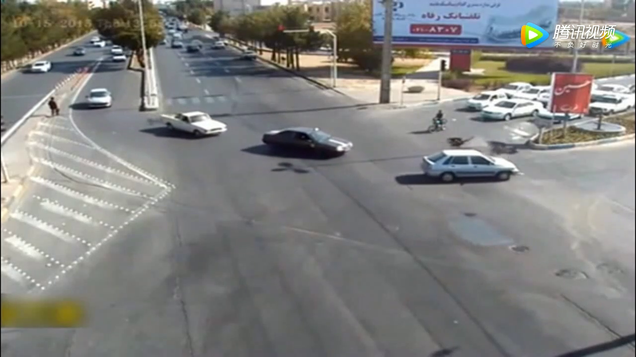 电动车闯红灯被撞飞，接下来出现诡异的一幕