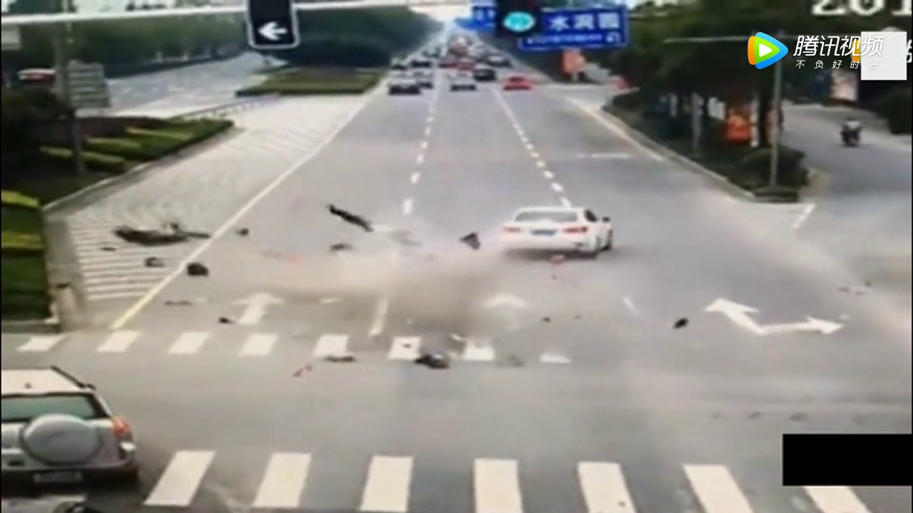 电动车闯红灯被撞的粉碎，是可怜还是活该？