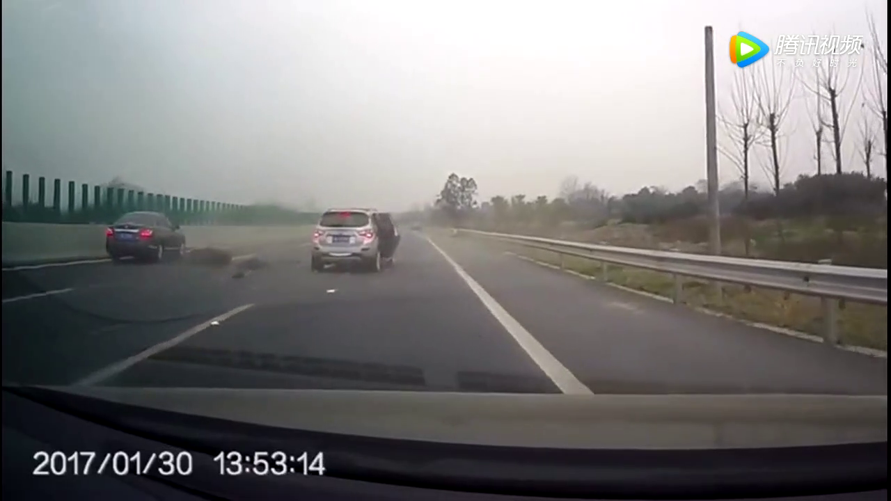 电动车不上高速不死心，上了高速还逆行，分分钟变铁渣渣