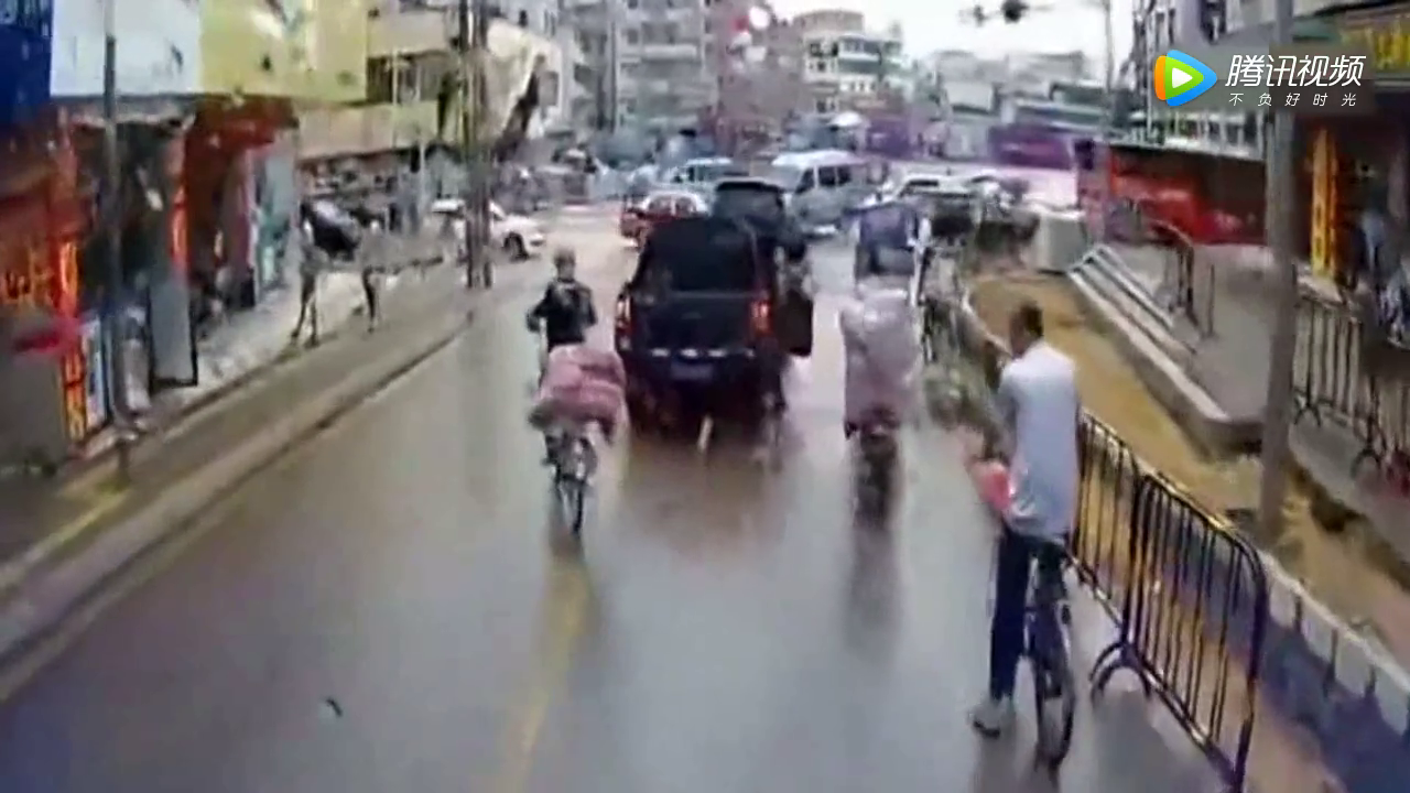 电动车挡了汽车司机的路，司机下来直接几巴掌打了过去！