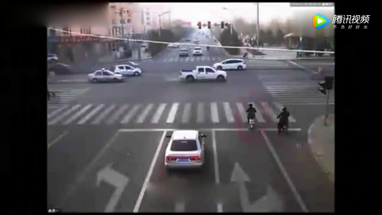 电动车男闯红灯有多可怕，瞬间被出租车秒杀！