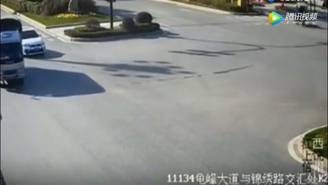 大货车为救下电动车，却选择了自毁，监控拍下可怕一幕  ​