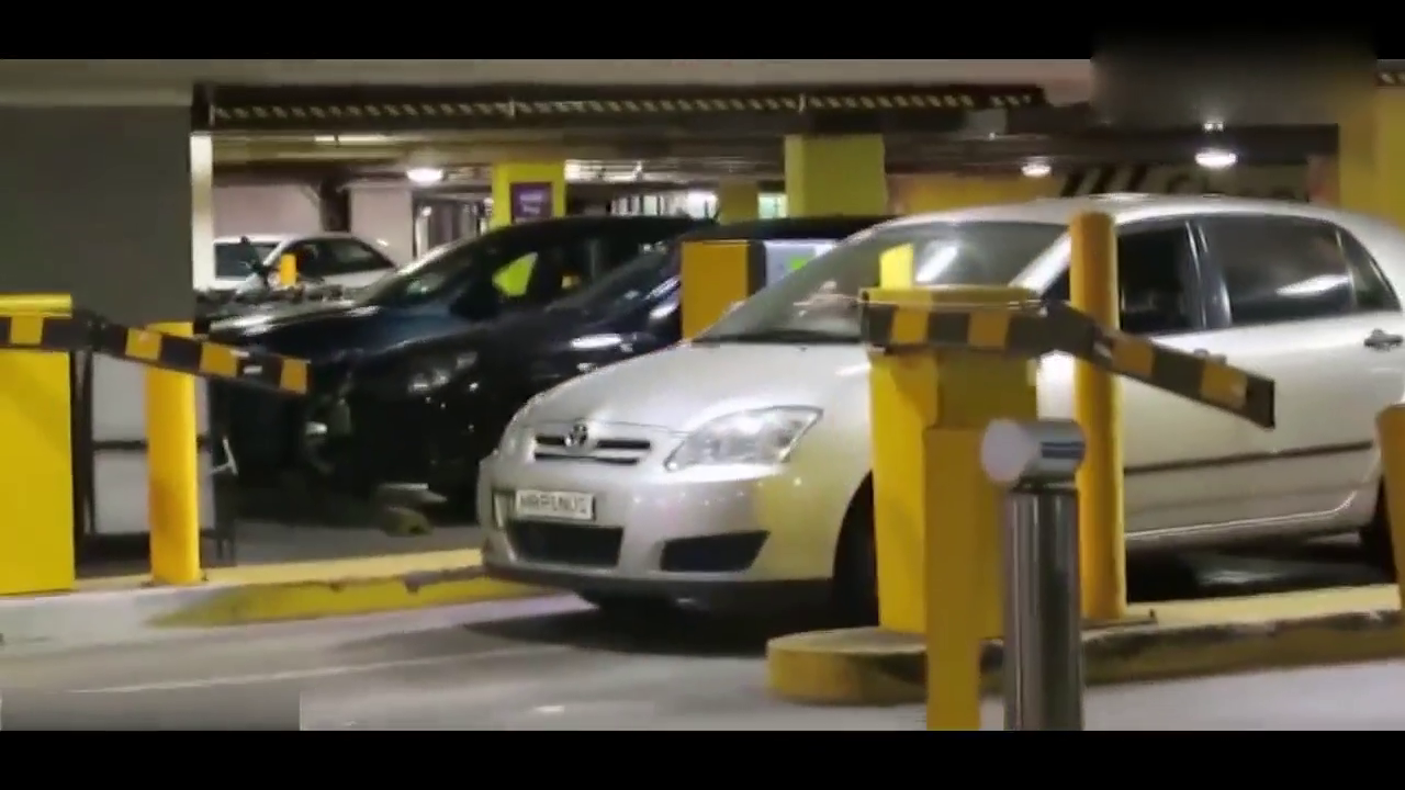 新技能来了！作死小伙巧妙逃停车费 以后停车再不花钱了