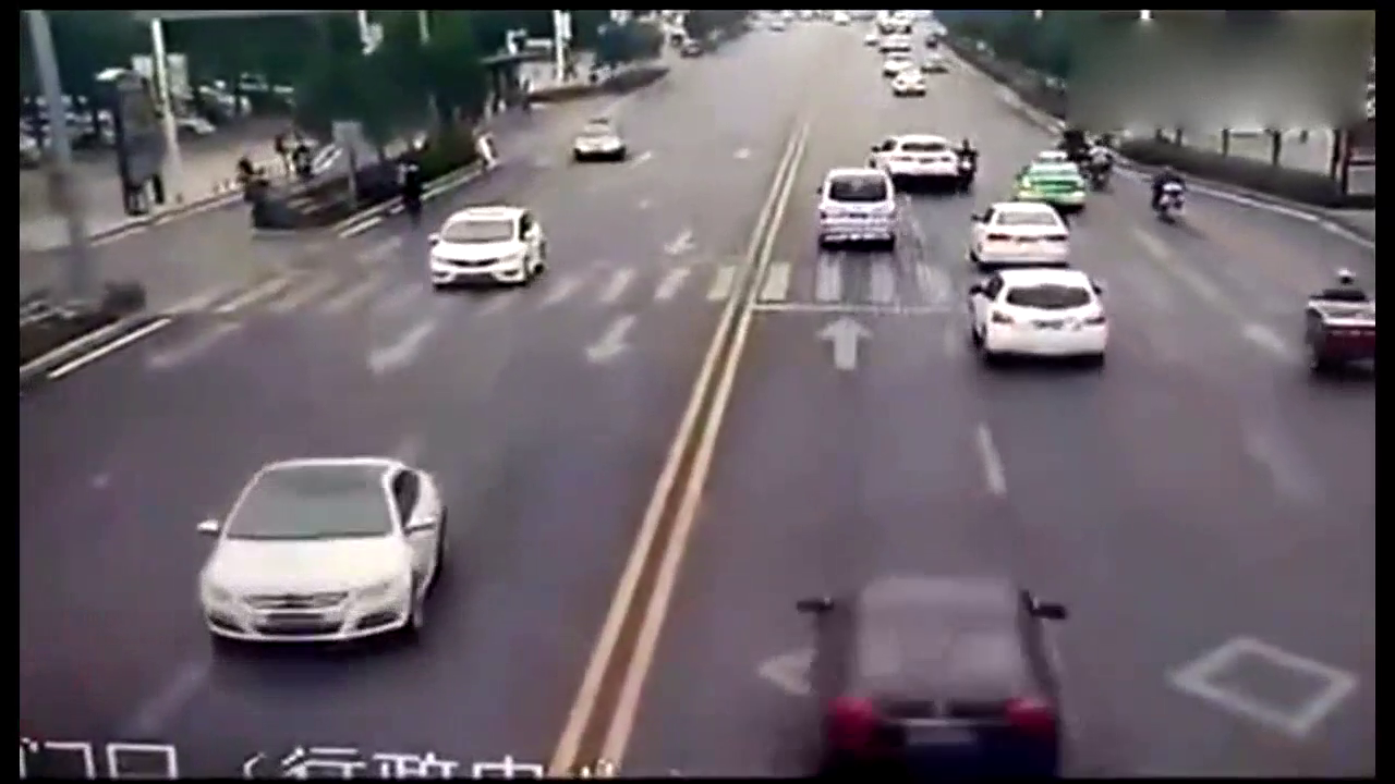 电动车司机嚣张逆行逼停小车，接着发生一幕让他后悔！