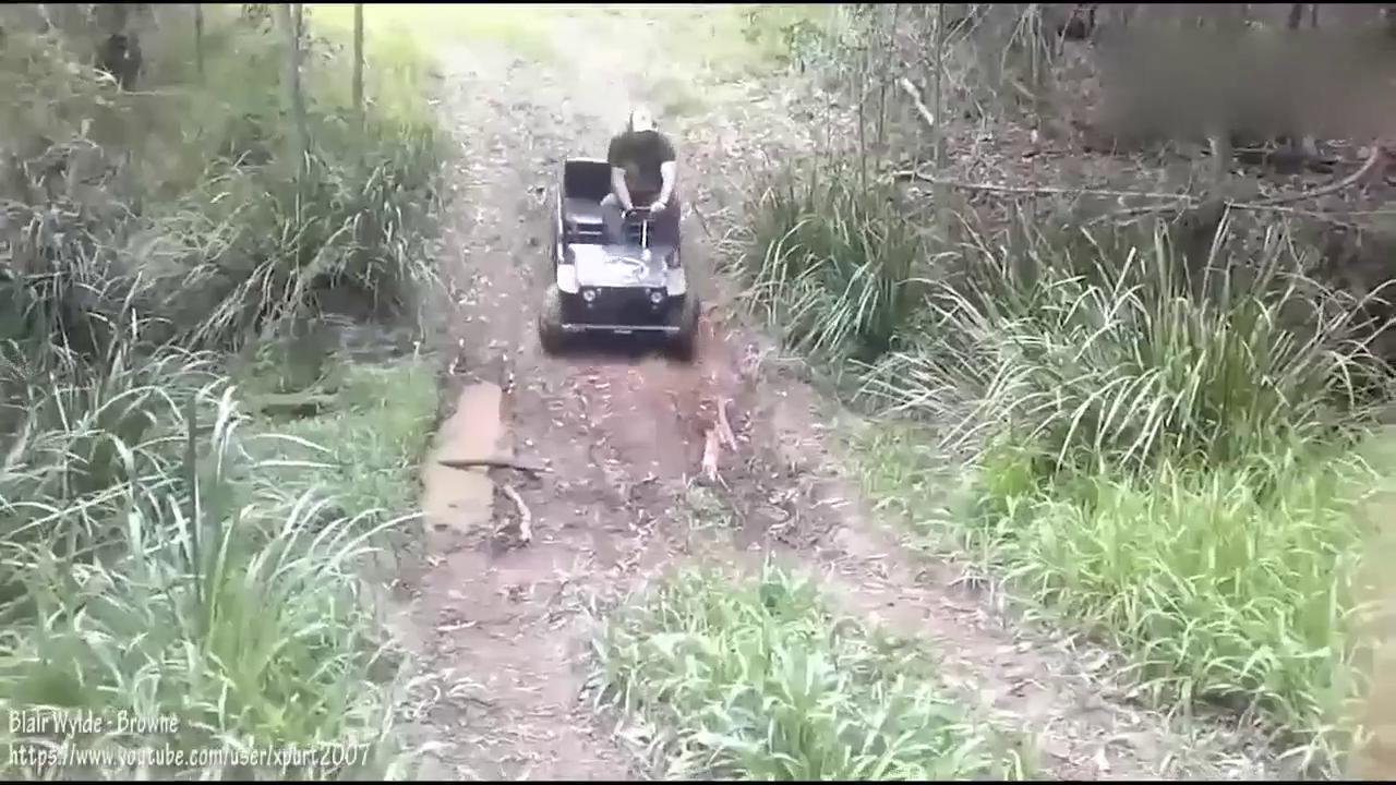 牛人纯手工制作的超级跑车，上车的那一刻明显尴尬了