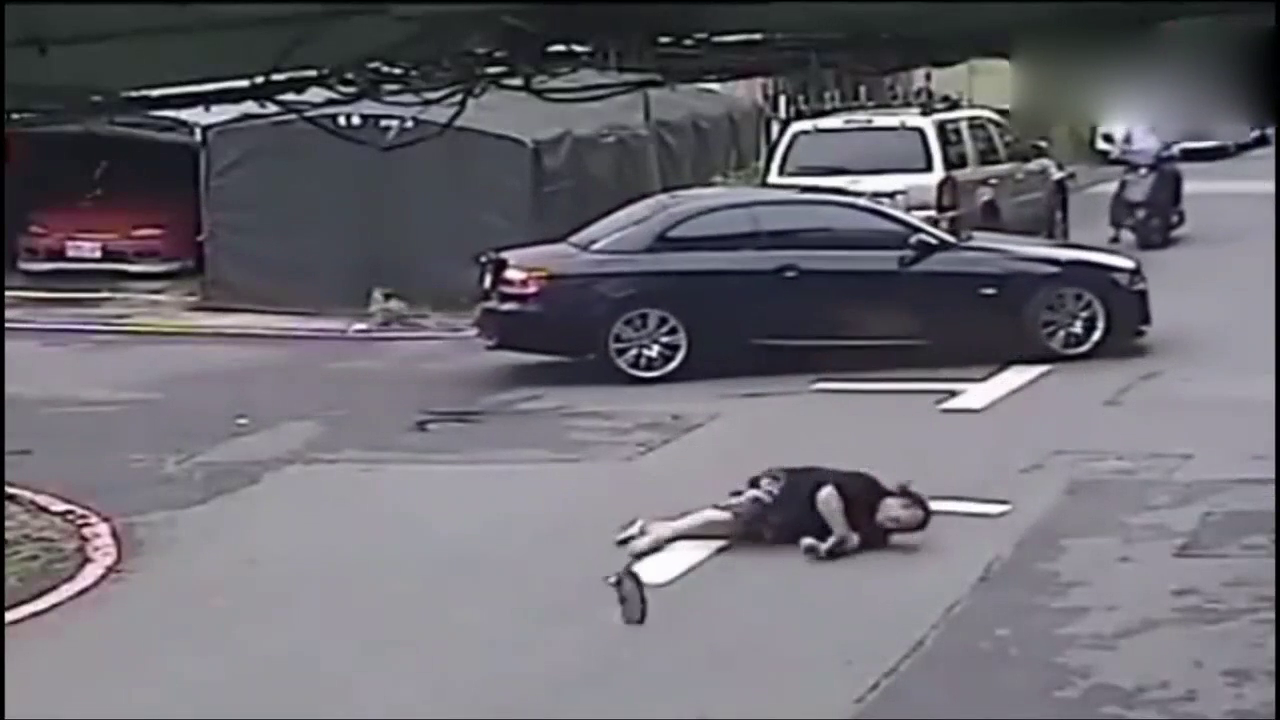监控实拍：奔驰在路口撞飞电动车，女司机下车后竟然如此无耻举措