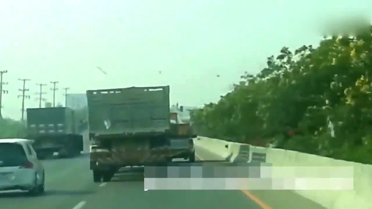 沃尔沃卡车被丰田皮卡恶意别车，接下来丰田车主哭的很惨
