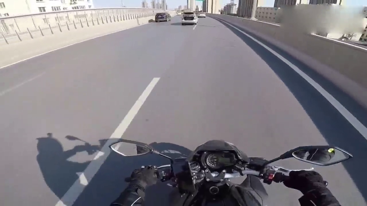 摩托车手路上遇到一辆，未关后备箱的出租车，看他是怎么处理的？