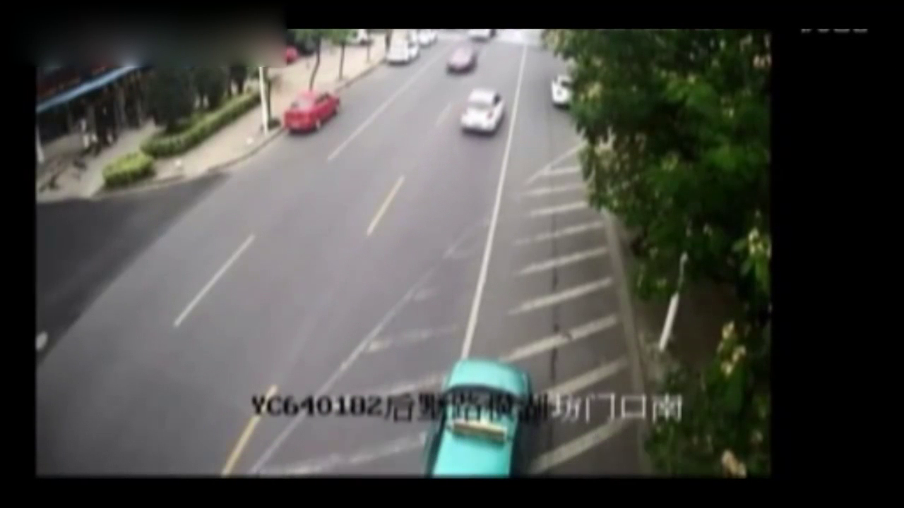 敞篷宝马跑车飞速大漂移后 将载2人电动车撞飞 空翻几周 太惨