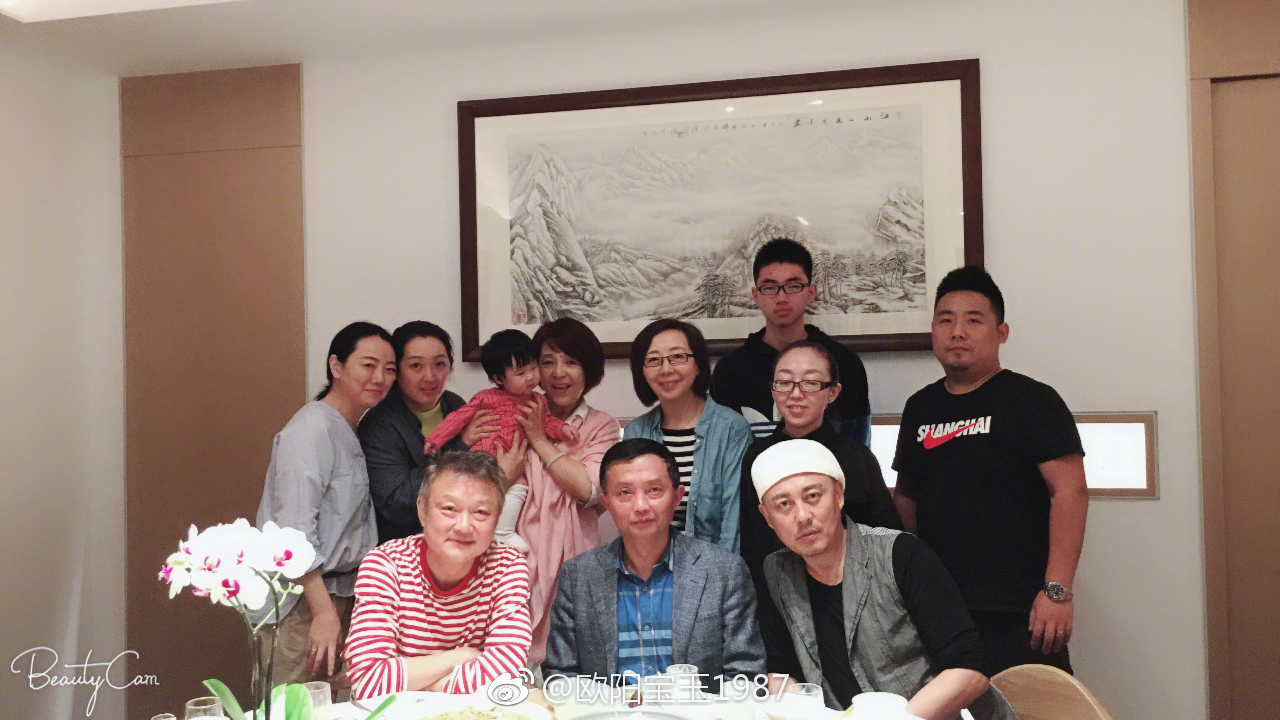 在成都珫璃路口的“时风间”餐厅，与琏二爷高宏亮一家欢聚