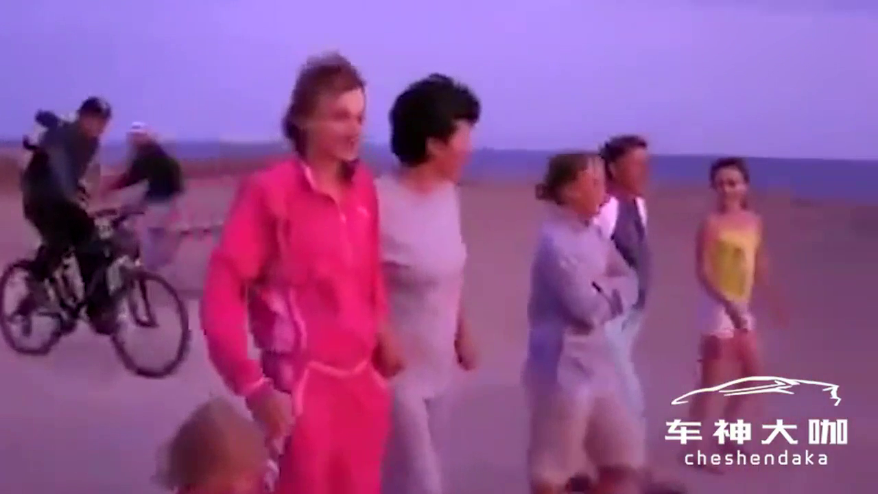 国外一大哥在自行车上安装了大卡车的喇叭后，哈哈哈