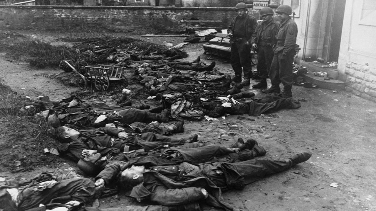 二战老照片:在盟军的进攻中,被俘虏的德军士兵和满目创伤的德国