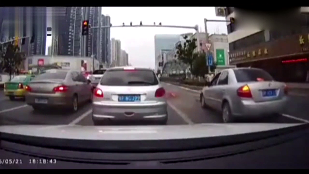 大姐，电动车骑的太任性了，难怪被撞