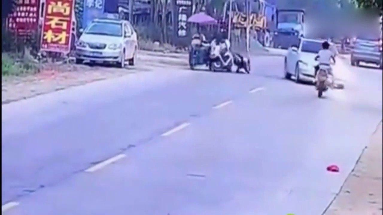 撞上两辆电动车后，小轿车司机的反应，让人很疑惑！