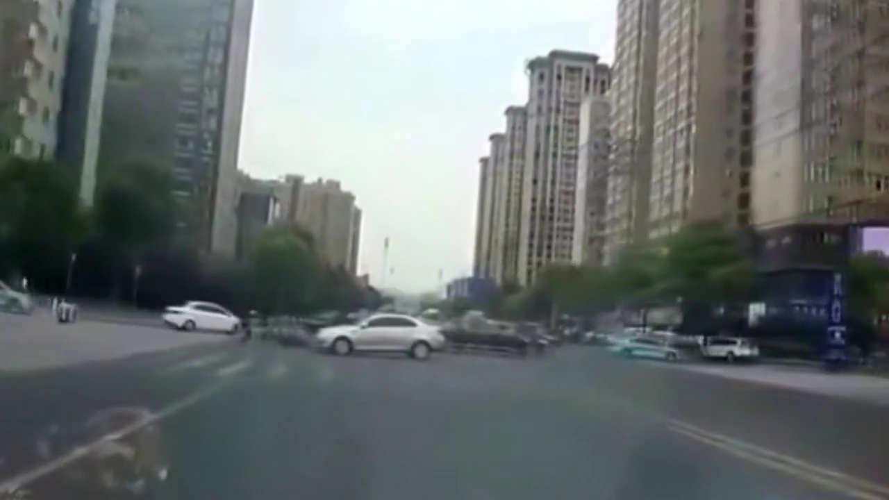 都是太猖狂，电动车和轿车之间的较量，就看谁的命硬了