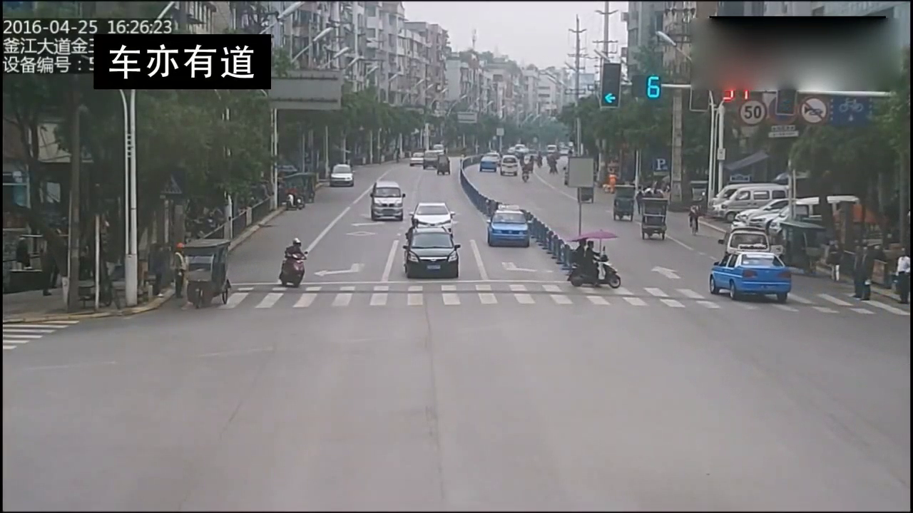 和出租车相撞后，电动车司机摔惨了