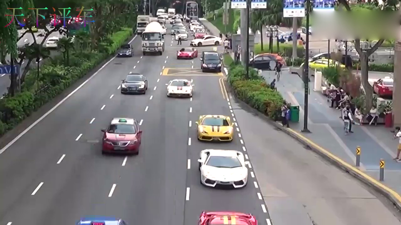 外卖小哥送餐时，电动车被劳斯莱斯撞坏，豪车车主：你想要多少