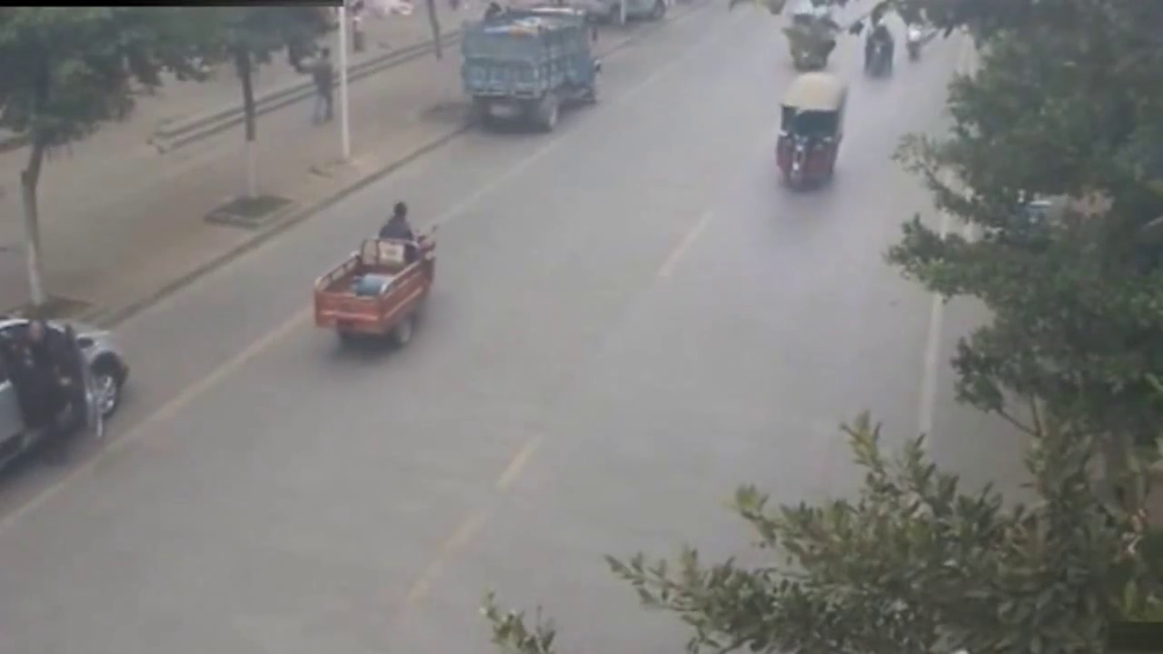 电动车疯狂逆行，他的一个动作，别人却付出了惨痛的代价