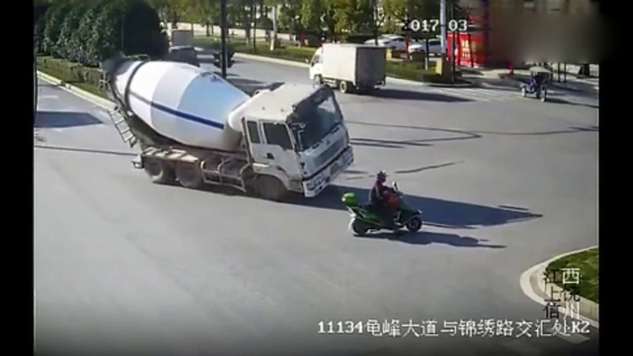 为了救下不守规矩的电动车，水泥车的举动让人心痛