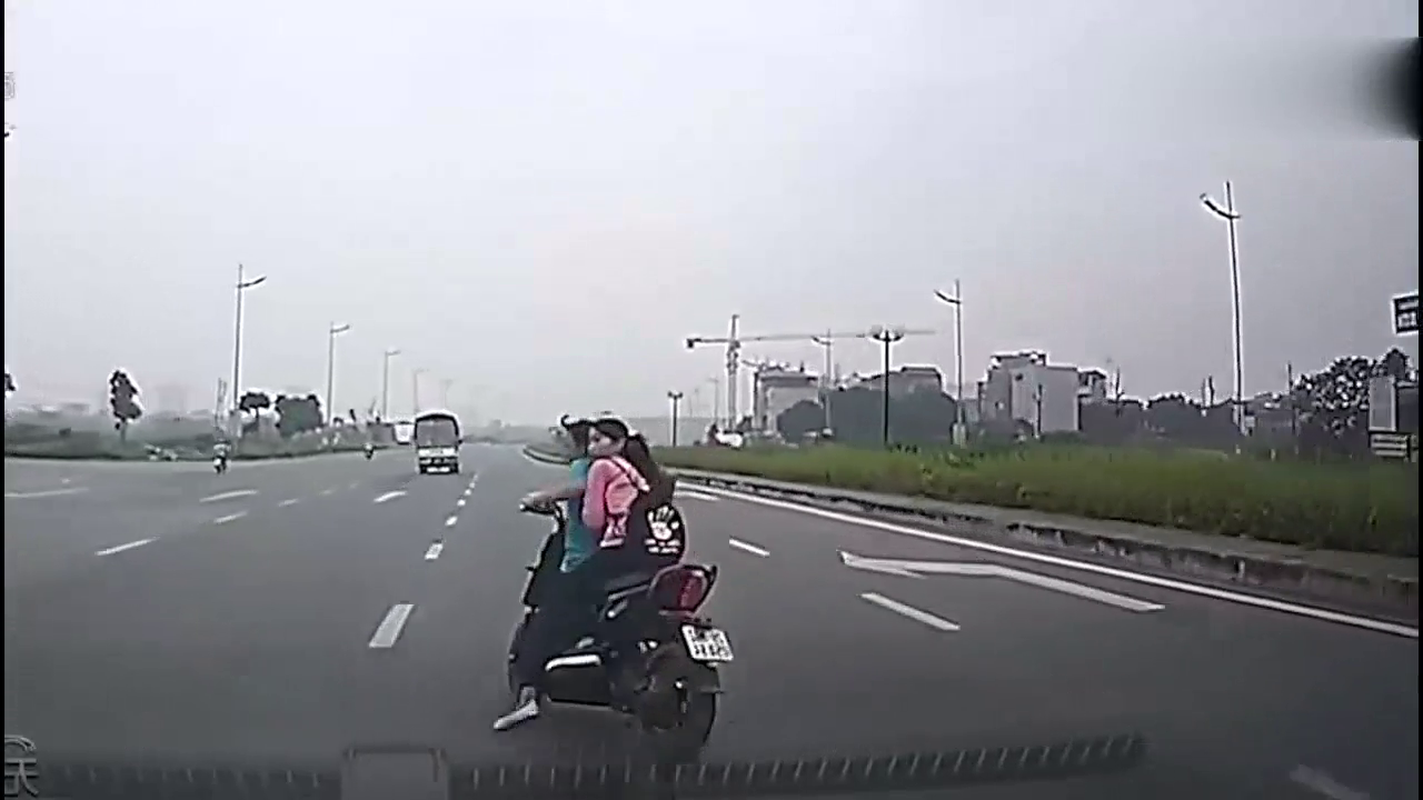 丰田轿车狂按喇叭猛踩刹车，电动车当耳边风，该发生的还是发生了