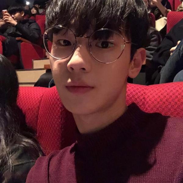 98年的小哥哥 香港的 现在在抖音有些小名气_