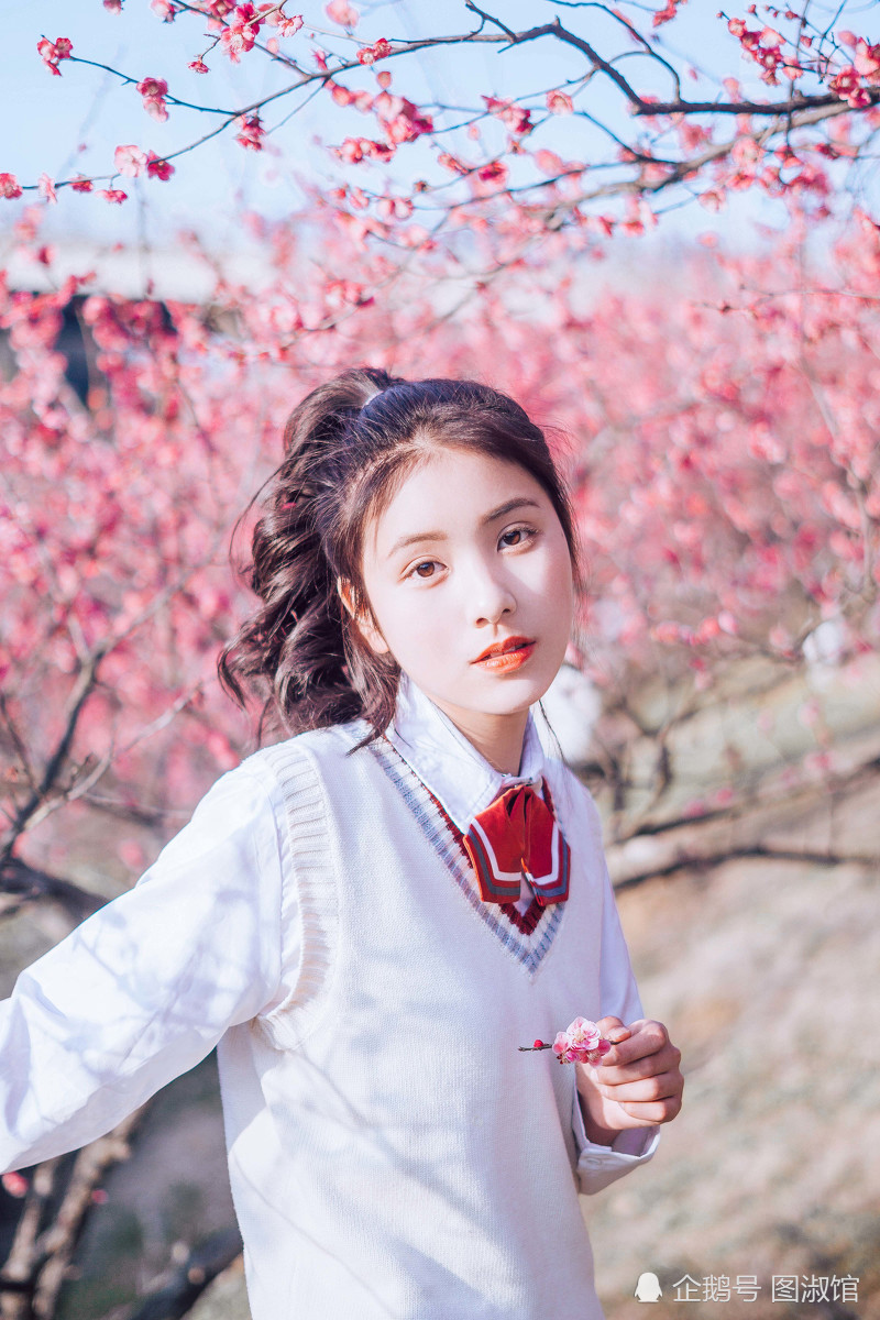 春天赏花的校花美女 花美人更美