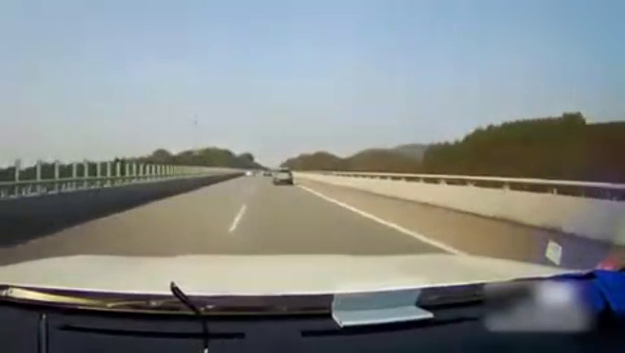 大广高速搞笑车祸,让人忍不住笑了