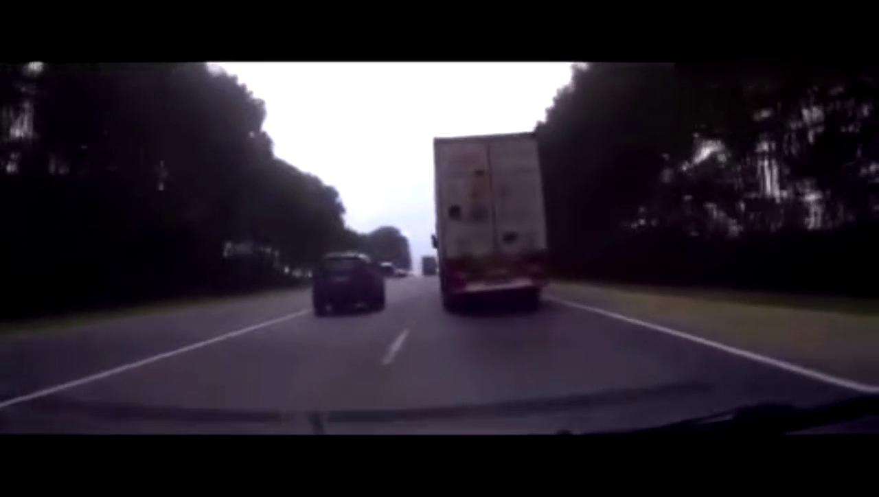 SUV占道挑衅大货车底线，大货车的回应让他欲哭无泪